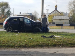 Девушка на «Опеле» влетела в столб на Весенней в Волгодонске