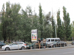 В Волгодонске водители засмотрелись на «влетевшую» в ограждение «Kia» и «сыграли в паровозик»