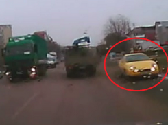 Смертельно опасное ралли в дождь устроил водитель двухдверного авто лидерского цвета в Волгодонске 