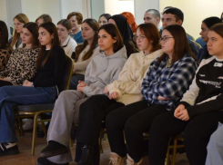 Волгодонские студенты погрузились в атмосферу мероприятия «Мелочи жизни. Антон Чехов»