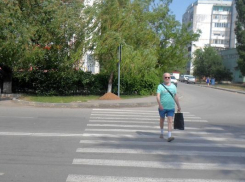 В Волгодонске устанавливают новый светофор на улице Кошевого