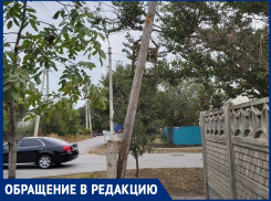 Раритетный деревянный столб угрожает упасть на жилой дом на Горького: волгодончанка просит о помощи