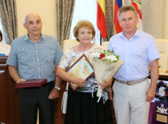 Приехавших «на месяц» из Баку в Волгодонск 46 лет назад супругов наградил донской губернатор