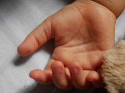 7-летний мальчик умер от удара током, играя на крышке колодца