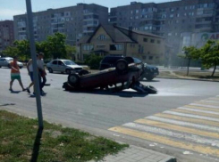 Загадочная авария с развернувшимся на 180° авто вверх дном перед «зеброй»  произошла в Волгодонске 