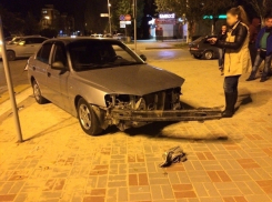 В Волгодонске «Хендай-Акцент» вылетел на тротуар после столкновения с «Нивой»