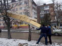 Таинственная конструкция, повисшая на деревьях у памятника Платову, больше не угрожает волгодонцам