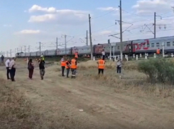 Попавший в катастрофу поезд Казань - Адлер проследует под локомотивом через Волгодонск