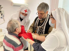 Сестры милосердия помогают пациентам Городской больницы №1, перенесшим инсульт