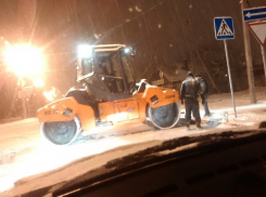 В сети появились фото, как в Волгодонске дорожники укладывают асфальт на снег