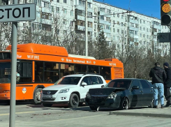 ДТП перед светофором: в Волгодонске на проспекте Строителей столкнулись два автомобиля