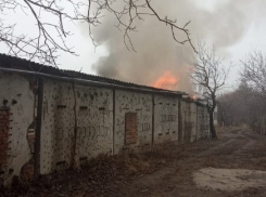 В Волгодонске в Шлюзах произошел пожар в мебельном цехе
