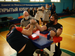 Мощь и силу продемонстрировали волгодонские спортсмены на кубке города по армрестлингу 