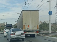 Побоялся сложиться: фура пыталась развернуться на путепроводе, но ничего не вышло