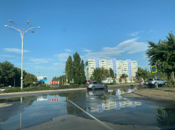 Улицы Волгодонска уже третий день топят многочисленные порывы водопроводов 