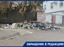 «От кучи воняет весь двор»: мусор после пожара на Энтузиастов так и не убрали