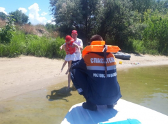 В Цимлянске отец с 4-летней дочкой оказались в тонущей лодке посередине котлована