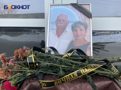 Стихийные мемориалы в память о погибших в авиакатастрофе Анатолии Евсюкове и его супруге появились в Волгодонске