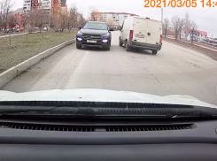 Невозмутимый водитель «Хендая» проехал «по встречке» на проспекте Мира в Волгодонске 