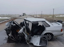 Два ВАЗа «всмятку»: страшное ДТП с участием маленьких детей произошло на трассе Зимовники – Элиста