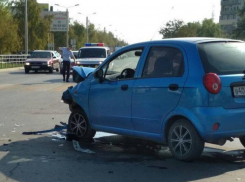 «Шевроле» столкнулся с маршрутным такси №5 на перекрестке улиц Энтузиастов и Черникова в Волгодонске