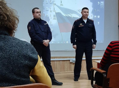 Об опасности на дорогах, курении электронных сигарет и о многом другом: ряд тем обсудили полицейские Волгодонска с родителями школьников 