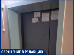 «Я молилась всем богам, чтобы не упасть»: жители высотки на Строителей боятся разбиться в громыхающем лифте