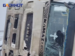 Завалились трансформаторы в прицепе: стали известны подробности падения фуры на дороге Волгодонск-Цимлянск