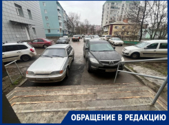 Жильцы Ленина, 104 с трудом попадают в подъезд из-за припаркованных машин пациентов первой поликлиники