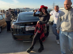 Автоблогер Настя Туман достала из контейнера Теслу  за 1,5 миллиона 