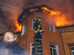 Из горящего коттеджа в элитном районе Волгодонска спасли людей