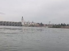 Экологическая катастрофа на Дону: слоем солярки покрылась вода у подножия Цимлянской ГЭС