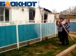 Попытки потушить жилой дом многодетной семьи из порванного пожарного шланга попали на видео 