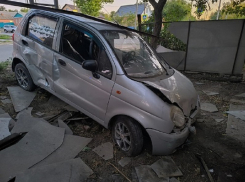 23-летний парень выпил, сел в  чужой автомобиль и врезался в чей-то забор