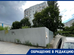 «Этот забор – причина всех ДТП»: волгодонец об авариях на улице Энтузиастов