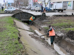 Самую большую дренажную канаву на Морской сначала почистят, а потом промоют