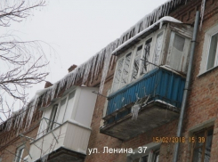 Несмотря на правила и штрафы, волгодонцы не спешат избавляться от огромных сосулек и заснеженных ступеней