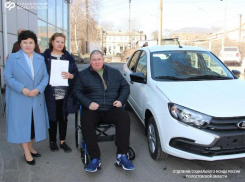 Волгодонец получил новую Лада Гранта от Соцфонда: машину адаптировали под него