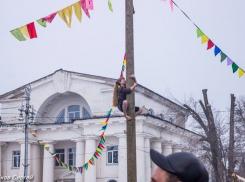Длинноволосая девушка попыталась залезть на масленичный столб в Приморском парке 