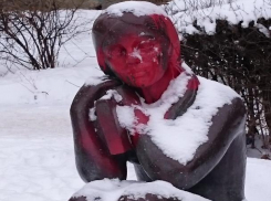 Вандалы облили краской скульптуру «Девушка с книгой» в центре Волгодонска