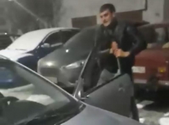 Неадекватного пассажира такси, разбившего машину тумбочкой, приговорили к условному сроку в Волгодонске