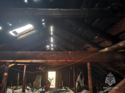 Ремонт обернулся пожаром: неаккуратный мастер из Мартыновского района подпалил крышу собственного дома