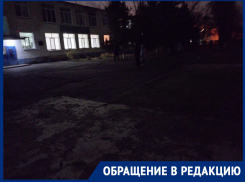 Ученики младших классов школы №9 вынуждены ходить с фонариком из-за кромешной темноты