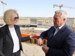 Рядом со стройкой Багаевского гидроузла за 36 миллиардов рублей дети и пенсионеры в хуторе Арпачин лишены воды