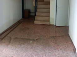 Не порыв, а протечка кровли: стали известны причины затопления муниципальной квартиры в доме на Кошевого