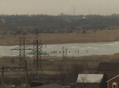 Несмотря на страшную трагедию, в Волгодонске любители зимней рыбалки продолжают выходить на лед