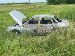 Водитель сжег автомобиль ВАЗ-2110 на глазах у сотрудников ГИБДД на трассе Ростов-Волгодонск