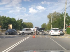 Столкнувшиеся «семерка» и иномарка перегородили дорогу на Кошевого