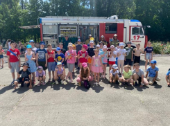 Уроки безопасности с пожарными и полицейскими прошли в приходящих лагерях Волгодонска 