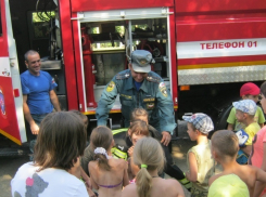 Волгодонские пожарные все лето развлекают детей